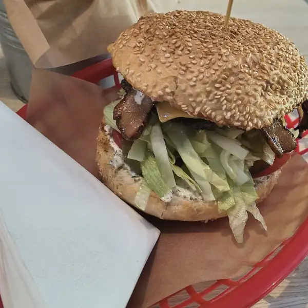 Burger i frytki w czerwonym koszyku