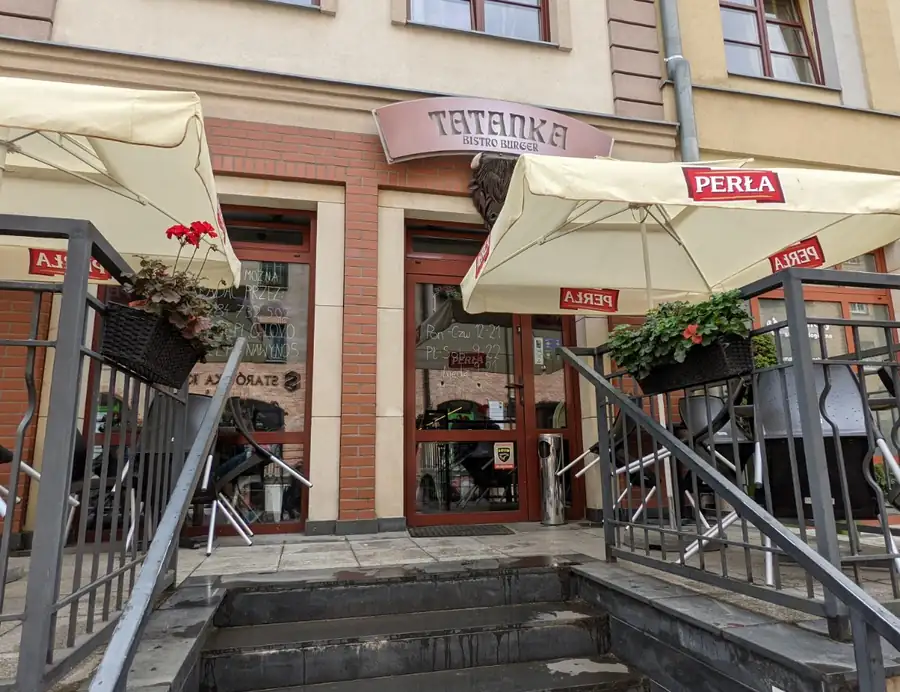 Ogródek Tatanki z parasolami przed kamienicą na Kowalskiej