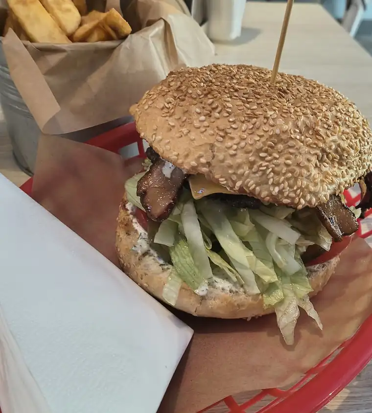 Burger z frytkami w czerwonym koszyku